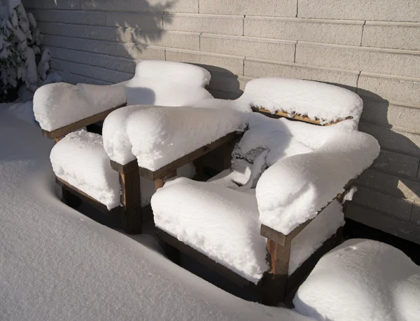 与雪的木椅 — 图库照片
