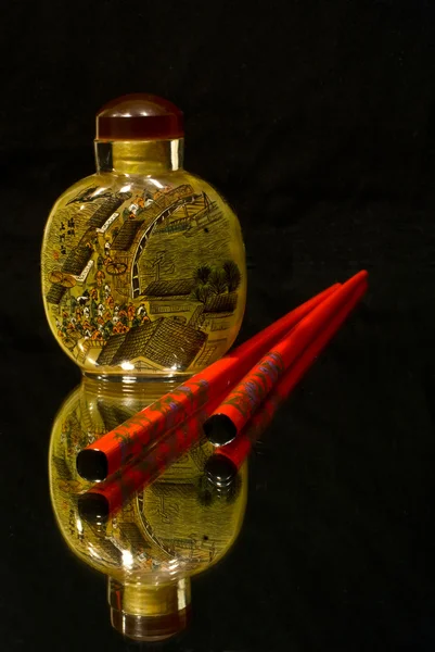 Κινεζικό μπουκάλι και τσοπ στικς — Φωτογραφία Αρχείου