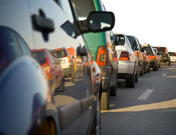 Bilar i rusningstrafik med trafik i gryningen — Stockfoto