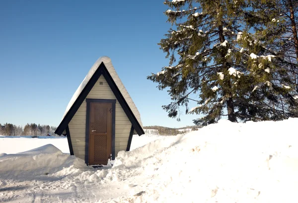 Zeer klein huis in de winter — Stockfoto
