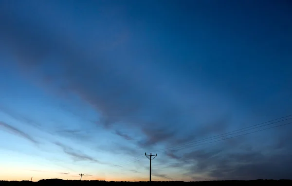 Stromleitungen am Sommerabend — Stockfoto