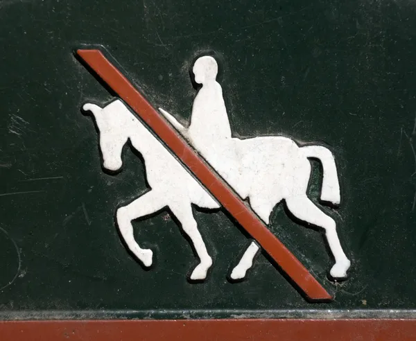 Верховая езда запрещена . — стоковое фото