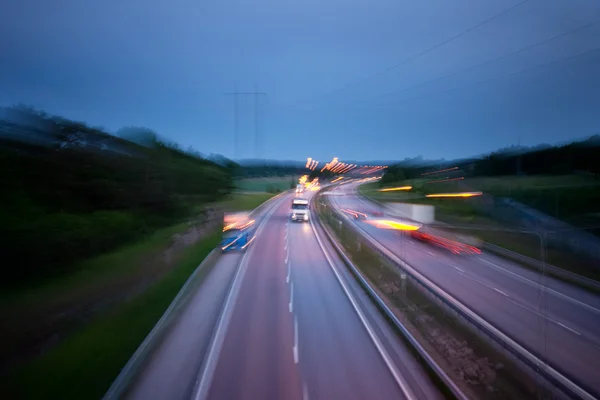 夜の高速道路の交通をぼやけ — ストック写真