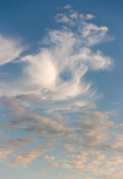 Bílý načechraný mraky v modré obloze — Stock fotografie