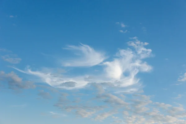 Modrá obloha s načechranými bílými mraky — Stock fotografie