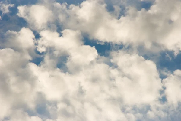Modrá obloha s nadýchanými mraky — Stock fotografie