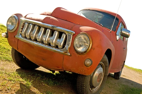 Rode roestige vintage auto — Stockfoto