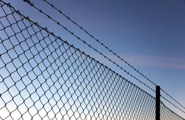 Zincir bağlantı çit ve dikenli tel — Stok fotoğraf