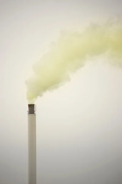 Желтый дым из дымохода — стоковое фото