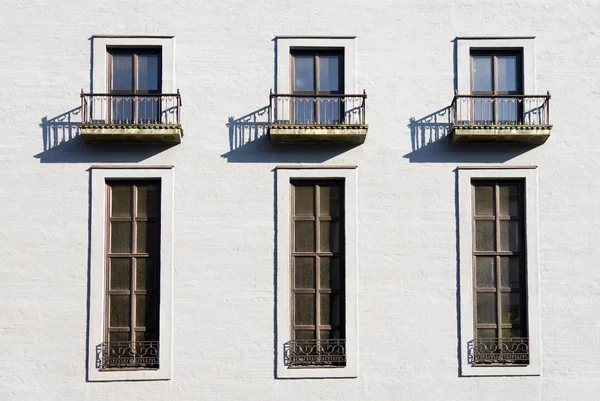 Kolmet ikkunat — kuvapankkivalokuva