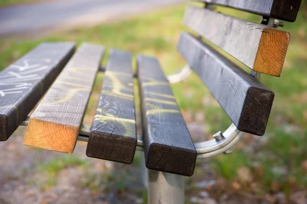 空の公園のベンチ — ストック写真