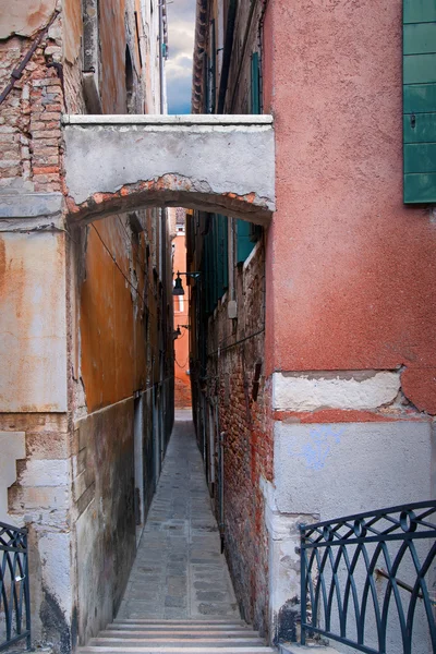 Strada stretta a Venezia — Foto Stock