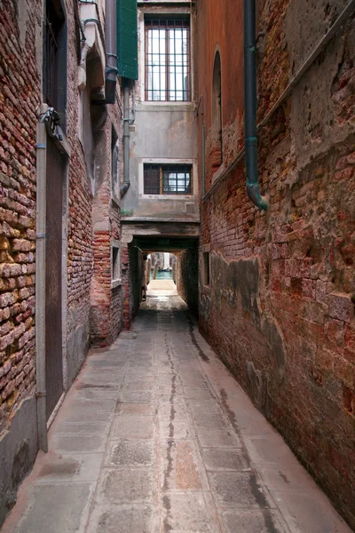 ヴェネツィアの狭い通り — ストック写真