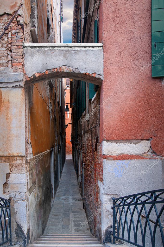 Фотообои Narrow street in Venice