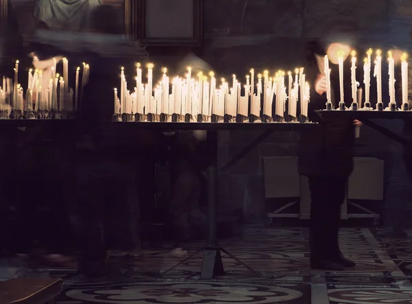 Kynttilät kirkossa — kuvapankkivalokuva