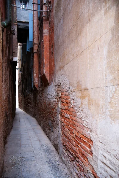 Venedik dar sokakta — Stok fotoğraf