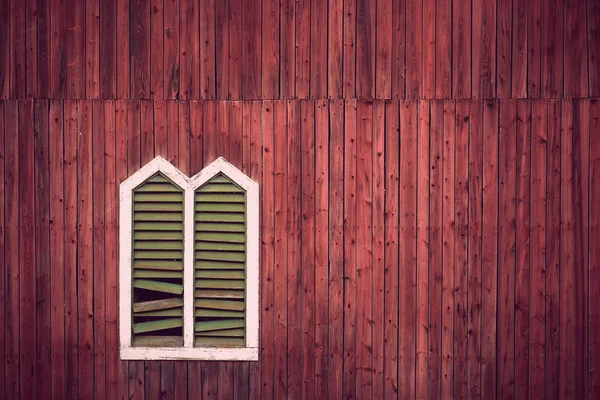 红墙与窗口框架 — 图库照片