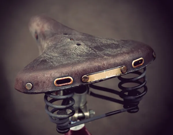 Sela de bicicleta de couro vintage — Fotografia de Stock