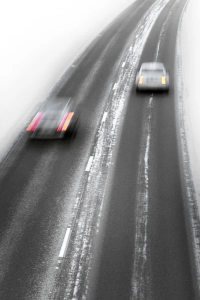 Samochody na drodze zima — Zdjęcie stockowe