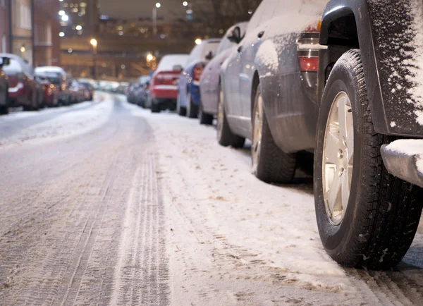 Carros estacionados no inverno — Fotografia de Stock