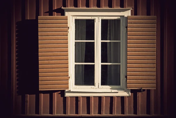 Vintage fönster med fönsterluckor — Stockfoto