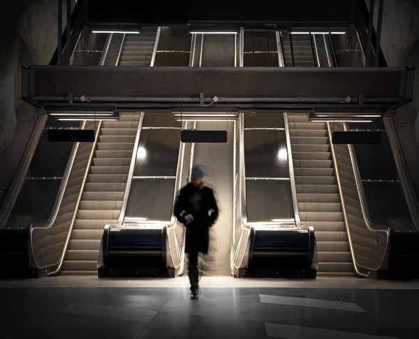 Homem em escadas rolantes — Fotografia de Stock