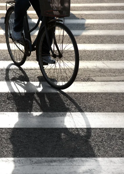 Велосипедист на пешеходном переходе — стоковое фото