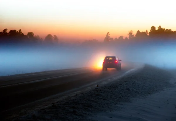 Auto in de mist — Stockfoto