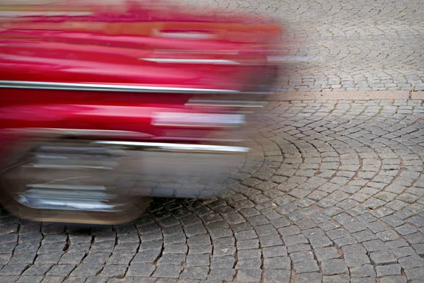 Kırmızı araba bulanık hareket — Stok fotoğraf
