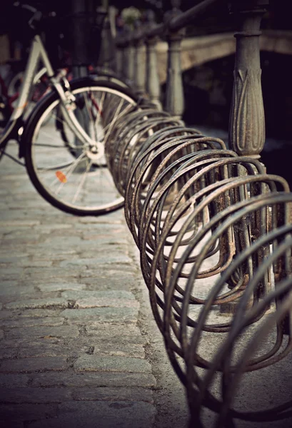 Rezavé kolo stojan — Stock fotografie