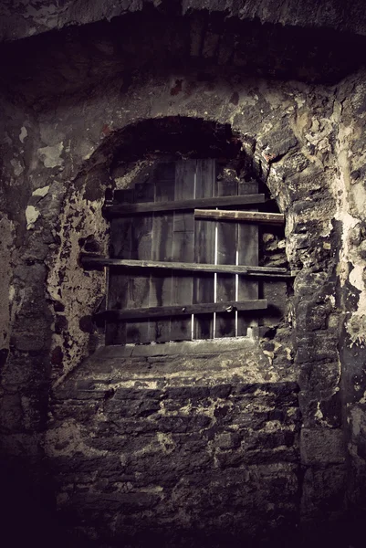 Fenêtre dans l'ancien château — Photo