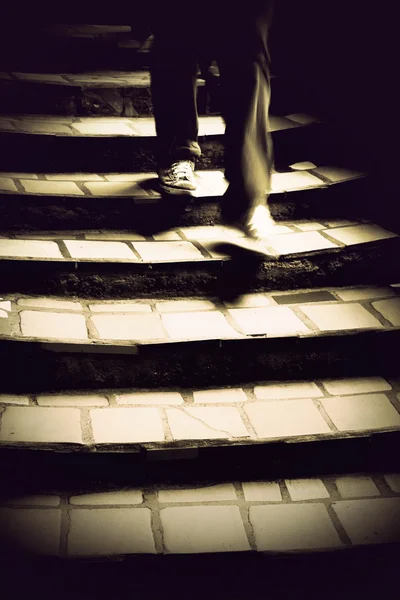 Muž v strašidelné schodiště — Stock fotografie