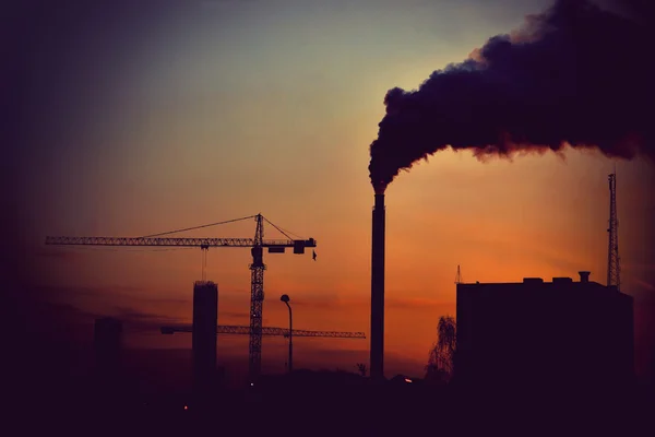 電力業界からの煙る煙突 — ストック写真