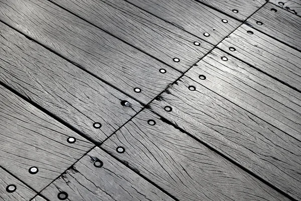 Погодный деревянный пол — стоковое фото