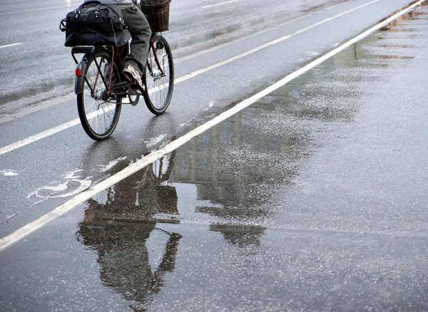 Велосипедист в дождь — стоковое фото