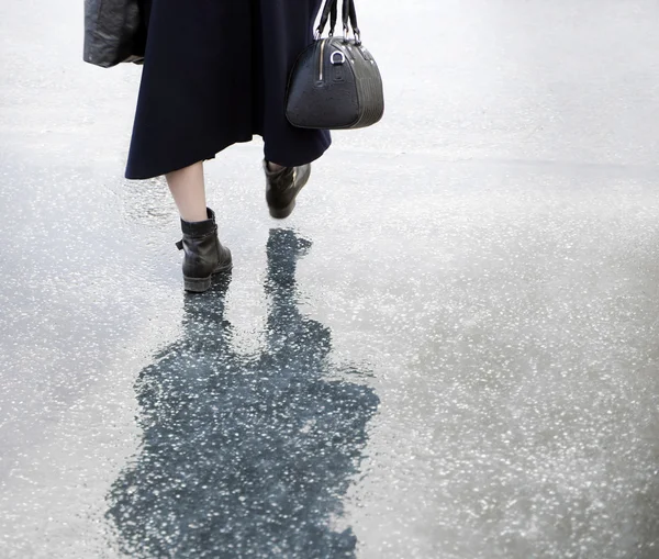 Bayan yağmur altında yürümek — Stok fotoğraf