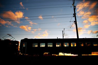 gün batımında tren