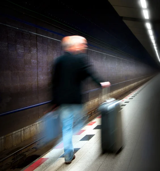 Hombre en la estación de metro — Foto de Stock