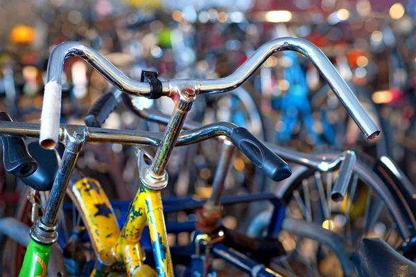 Bicicleta amarela no parque de bicicletas — Fotografia de Stock