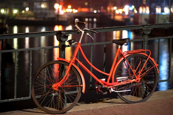 Amsterdam'da turuncu bisiklet — Stok fotoğraf