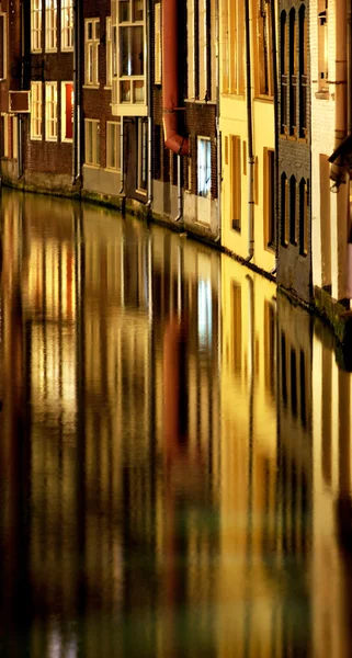 Reflectie in Amsterdamse gracht — Stockfoto