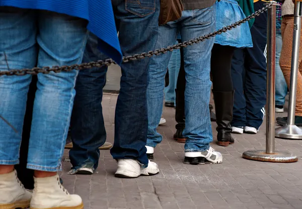 Schlange stehen mit Beinen — Stockfoto