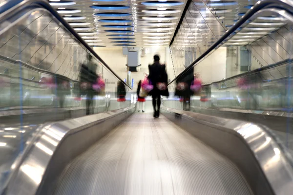 Woman in escalator — Stock Photo, Image