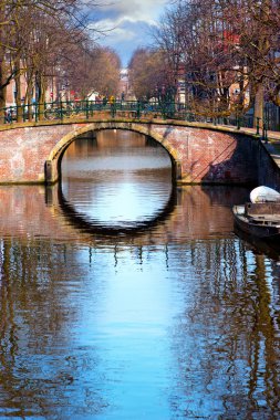 Amsterdam'da köprü