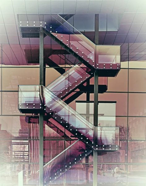 Абстрактная стеклянная лестница — стоковое фото