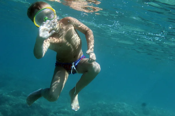 Schwimmen unter Wasser mit Tauchermaske — Stockfoto