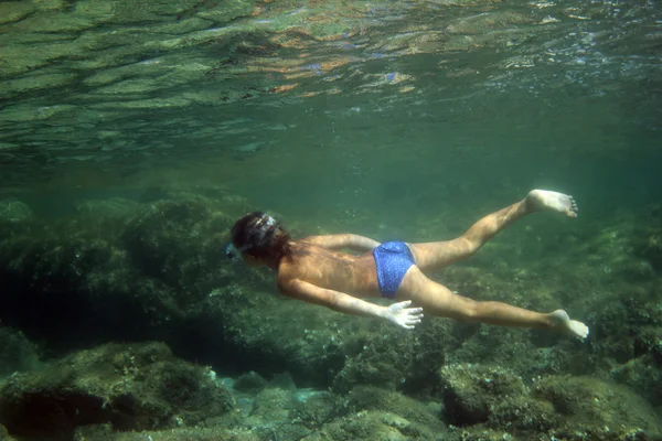 डायव्हिंग मास्कसह पाण्याखाली पोहणे — स्टॉक फोटो, इमेज