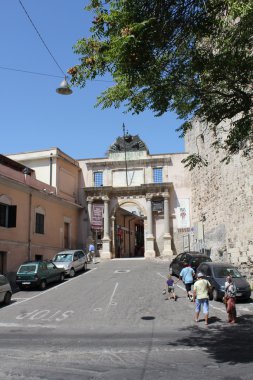 kapıdan geçmek için arkeolojik museum.cagliari, Sardunya.