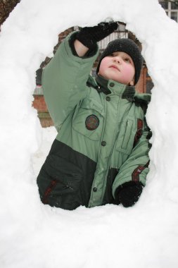 Kış portre portre sevimli, küçük bir çocuk