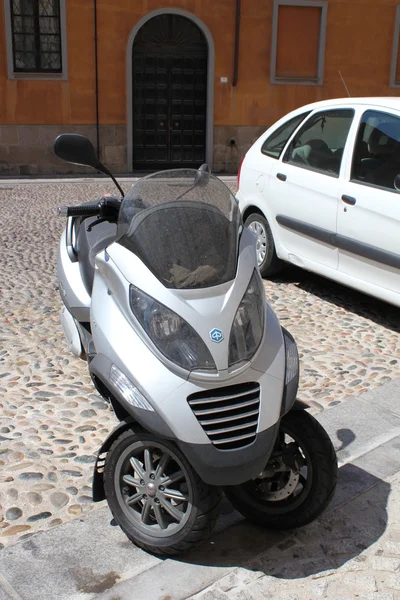 Bilen parkerad i den historiska delen av city.sardinia, cagliari. — Stockfoto